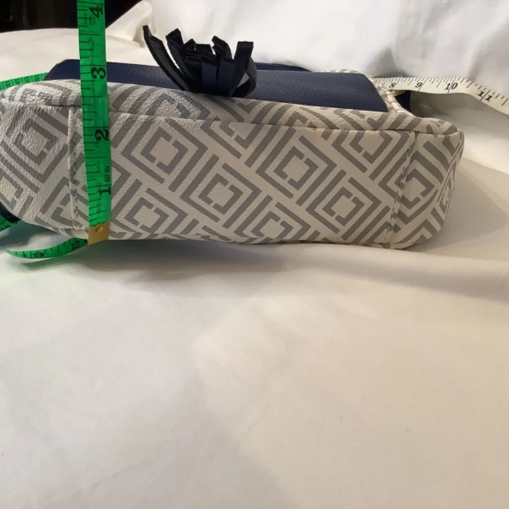 EUC Liz‎ Claiborne navy white crossbody bag